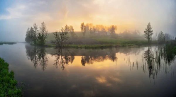 Nebel Flusstal Malerischer Frühlingsmorgen Wunderschöner Nebliger Sonnenaufgang Auf Einer Nebligen — Stockfoto