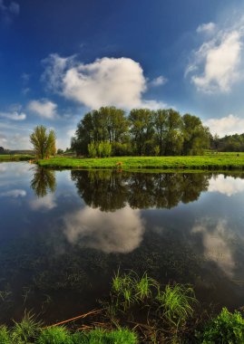 Bahar sabahı. Pahalı bir nehrin vadisinde şafak sökerken
