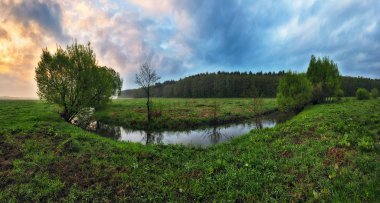 Bahar sabahı. Pahalı bir nehrin vadisinde şafak sökerken