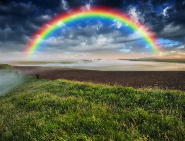 Arcobaleno Nel Campo Pittoresco Cielo Campo Collinare Dopo Temporale — Foto Stock