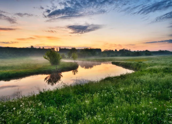 春天的早晨 在一条风景如画的河流的山谷中的黎明 — 图库照片