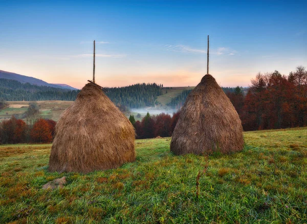 Palheiro Prado Amanhecer Nas Montanhas Dos Cárpatos Manhã Pitoresca — Fotografia de Stock