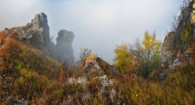 Kanyonun üzerinde sis var. Dnister Nehri. Resimli bir yerde sonbahar sabahı