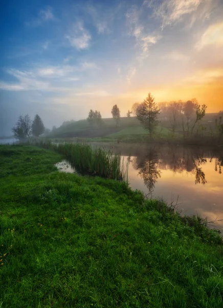 Mistige Morgen Dageraad Vallei Van Een Schilderachtige Rivier Lente Ochtend — Stockfoto