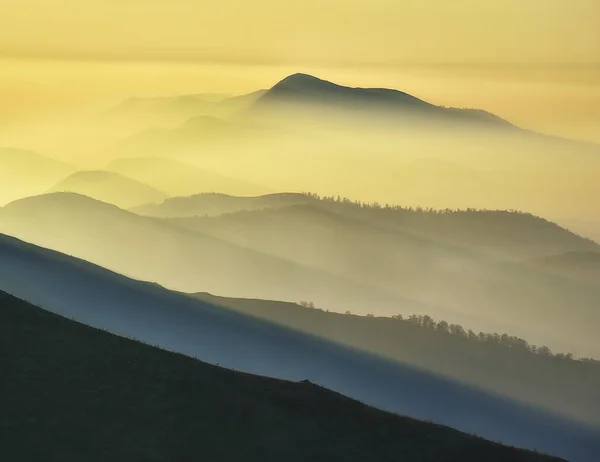 Nebbia Montagna Alba Panoramica Sulle Montagne Dei Carpazi — Foto Stock