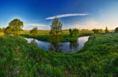 Pahalı bir nehrin vadisinde şafak vakti. Sakin bir sabah. bahar manzarası