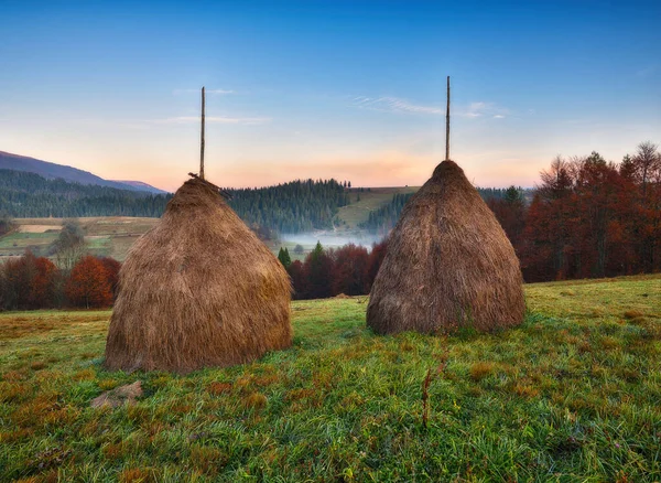Sonbahar Dağlarının Arka Planında Saman Yığınları Karpatlar Şafak Vakti — Stok fotoğraf