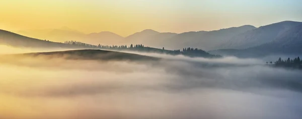 カルパチア山脈の霧に覆われた日の出 秋の山の斜面の間の絵のような霧 — ストック写真
