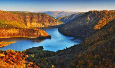 Picturesque Dniester Nehri. Nehir kanyonunda sonbahar günbatımı