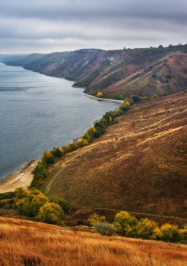 Picturesque Dniester Nehri. Nehir kanyonunda sonbahar günbatımı