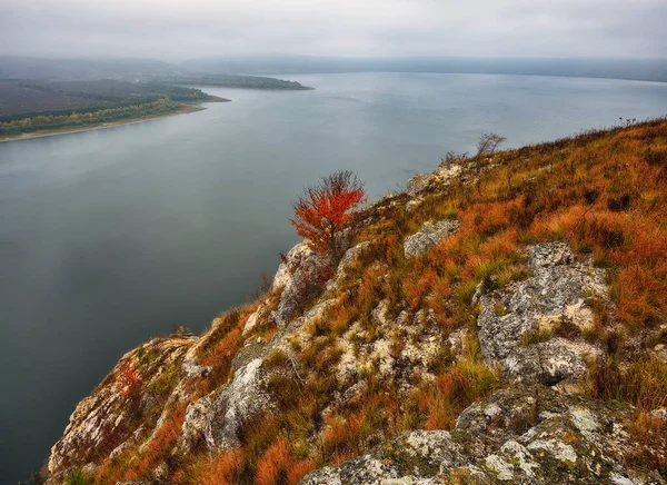 Picturesque Dniester Nehri. Nehir kanyonunda sonbahar günbatımı