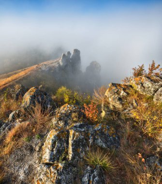 Sisteki kayalar. Dinyester Nehri 'nin kanyonunda sonbahar sisi
