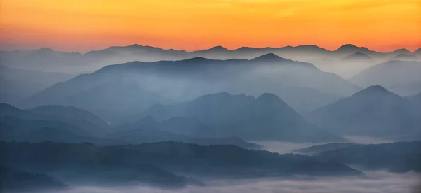 Sagome Montagne Nebbiose Pittoresche Cime Montagna All Alba — Foto Stock