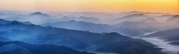 Silhuetas Montanhas Nebulosas Picos Montanha Pitorescos Nascer Sol — Fotografia de Stock