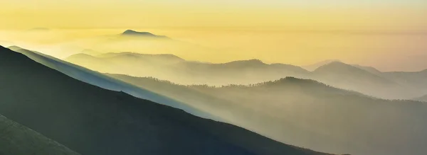 Силуэты Туманных Гор Живописные Горные Вершины Восходе Солнца — стоковое фото