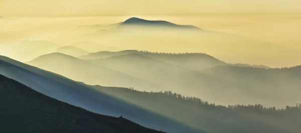 Silhuetas Montanhas Nebulosas Picos Montanha Pitorescos Nascer Sol — Fotografia de Stock