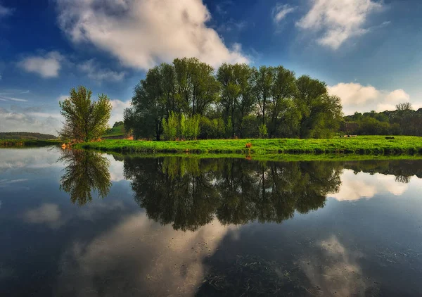 Reflectie Water Dageraad Vallei Van Een Schilderachtige Rivier Lente Ochtend — Stockfoto