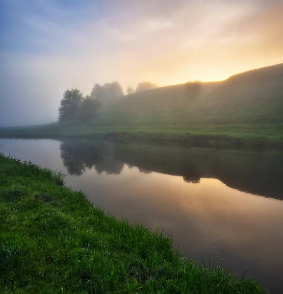 水的反射 黎明时分 在一条风景如画的河流的山谷里 春天的早晨 — 图库照片
