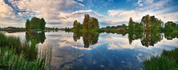 Odbicie Wodzie Świt Dolinie Malowniczej Rzeki Wiosenny Poranek — Zdjęcie stockowe