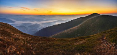 Dağların siluetleri. Sisli bir sonbahar sabahı. Günaydın Karpatlar.