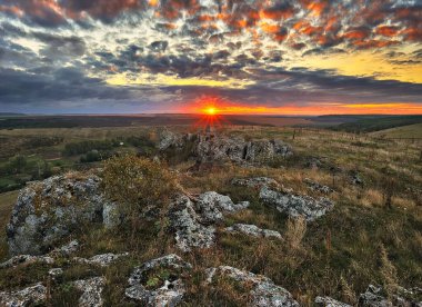 Güzel sabah gökyüzü. Renkli sonbahar gündoğumu