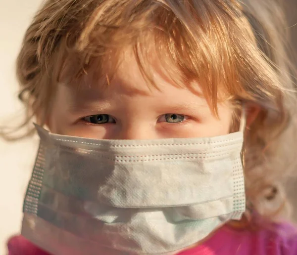Tıbbi maskeli bir çocuk.