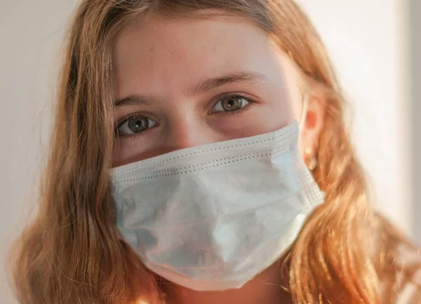 Tıbbi Maskeli Bir Kız Telifsiz Stok Imajlar