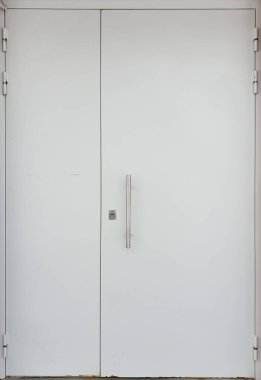 Gri metal çift kapı