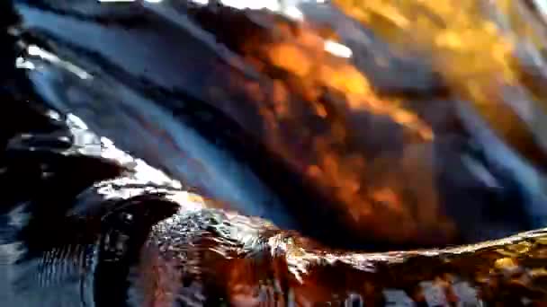 Ein Strudel Leuchtend Roter Wasserstrahlen Der Seinen Trichter Zieht — Stockvideo