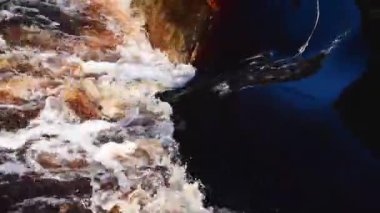 Fırtınalı küçük bir şelale ya da baharda küçük bir tayga nehrinin eşiği. Kırmızı su ve su sesi..