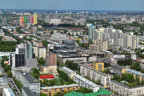 Urallar 'ın başkenti Yekaterinburg, hava manzaralı. Birçok güzel konut ve ticari binanın yanı sıra şehrin mimari topluluğu, yaz güneşinin altında, üst manzara.