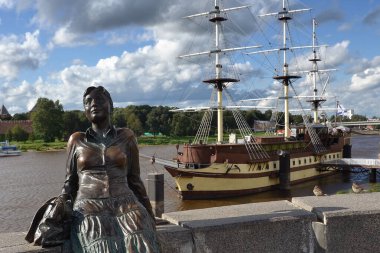 Veliky Novgorod, nehir kenarındaki panorama, bir bakire ve bir yelkenliyle.