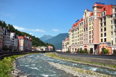 Rusya 'daki bir dağ evi manzarası, Rosa Khutor. Kafkasya 'nın Karadeniz kıyıları.