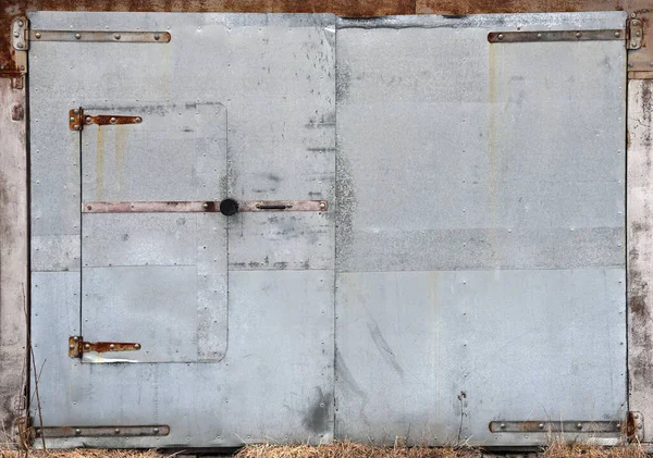 Eski metal kapılar (kapılar). Eski kapı dokusu.