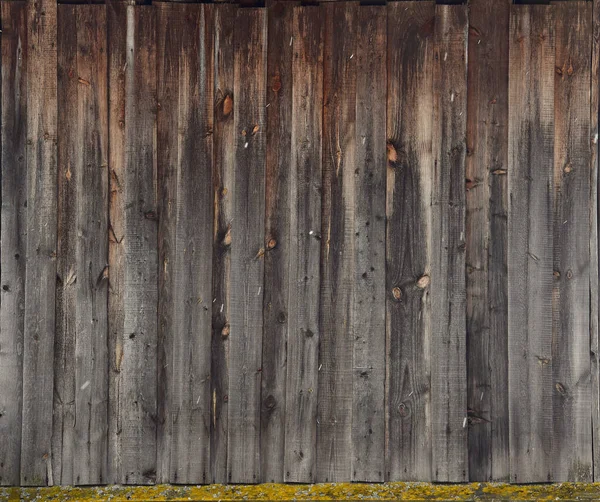Eski tahtalar, ahşap kabuklu kahverengi bir duvar..