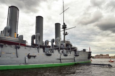 Kruvazör Aurora, kahraman şehir St. Petersburg 'daki Neva Nehri' nde. Rusya.