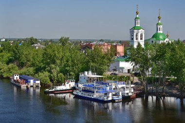 Tyumen, Tura Nehri kıyısında bir şehir ve sahil boyunca güzel bir gezinti alanı..