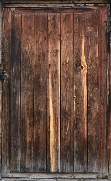 Παλιά ξύλινη καφέ πόρτα, καφέ σανίδες, vintage decrepit υφή — Φωτογραφία Αρχείου