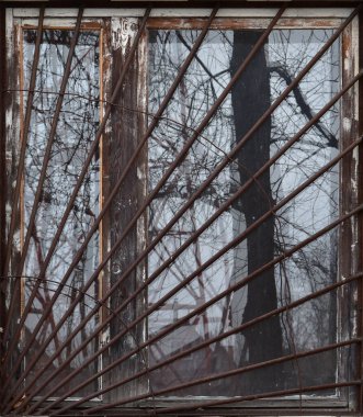 Metal ızgaralı eski bir ahşap pencere. Pencere çerçevesinin dokusu.