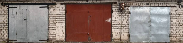 Bemalte Metalltüren und Tore zu einer gemauerten Garage. Wandbeschaffenheit — Stockfoto