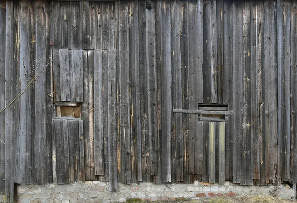 Eski ahşap duvar. Parçalanmış desenli kahverengi tahtalar