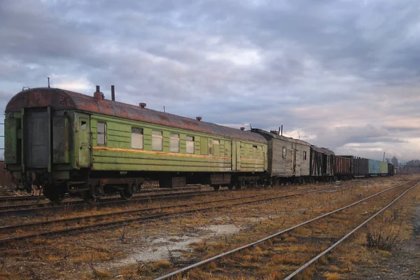 Oude auto 's op het verlaten stationsspoor in Rusland — Stockfoto
