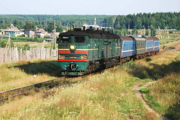 De 2te10 diesellocomotief rijdt langs het spoor in Rusland — Stockfoto