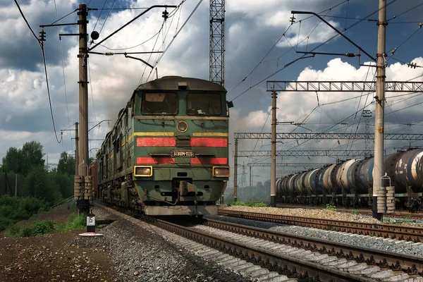 De 2te10 diesellocomotief rijdt langs het spoor in Rusland — Stockfoto