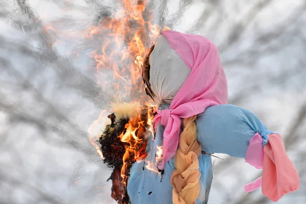 Shrovetide in Russia, burning a scarecrow on the day of winter farewell — Stock Photo, Image