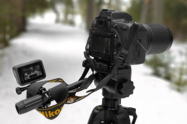 Tam kare SLR kamera bir tripoda, çekim sırasında