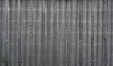 Gri metal döşeme. Gri bükülmüş demir levhalar.