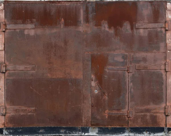Puerta doble de metal rojo, puerta de garaje vieja, pintura despegando — Foto de Stock