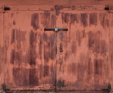 Kırmızı metal çift kapı, eski garaj kapısı, dökülen boya.