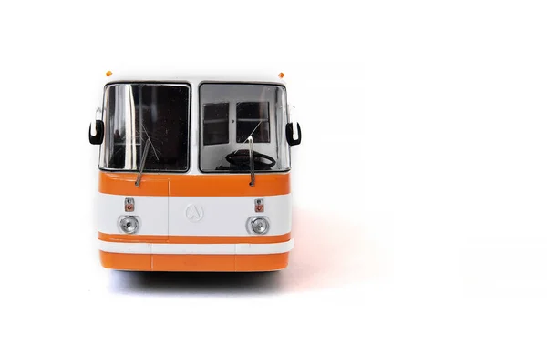 Modello in scala di un autobus russo giallo bianco. Giocattolo autobus giallo — Foto Stock